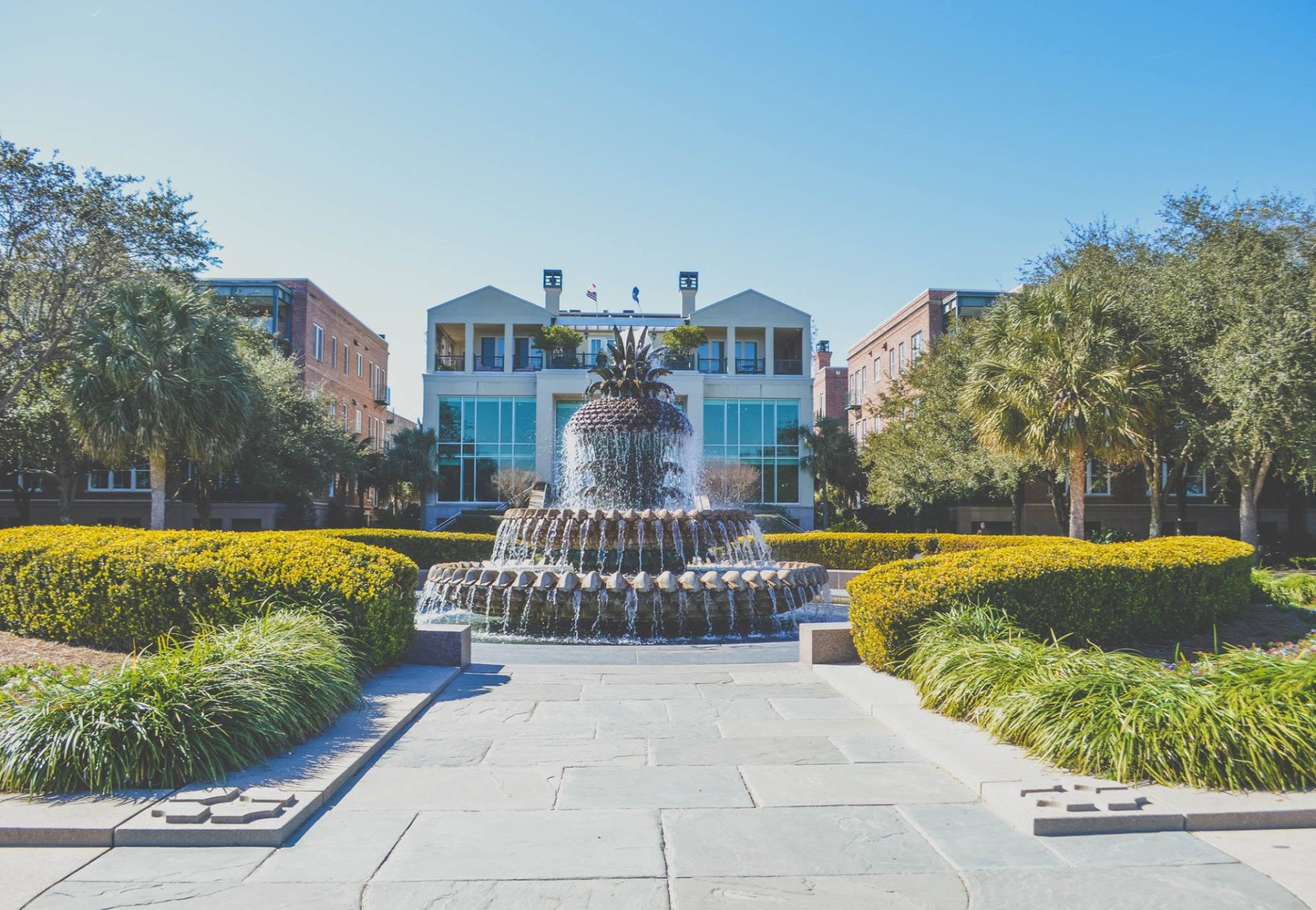 The pineapple fountain at Waterfront Park in Charleston
